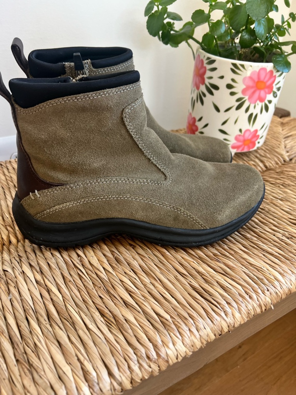 Lands End Woman’s Olive Green Suede Side Zip Ankle Boots. Size 8